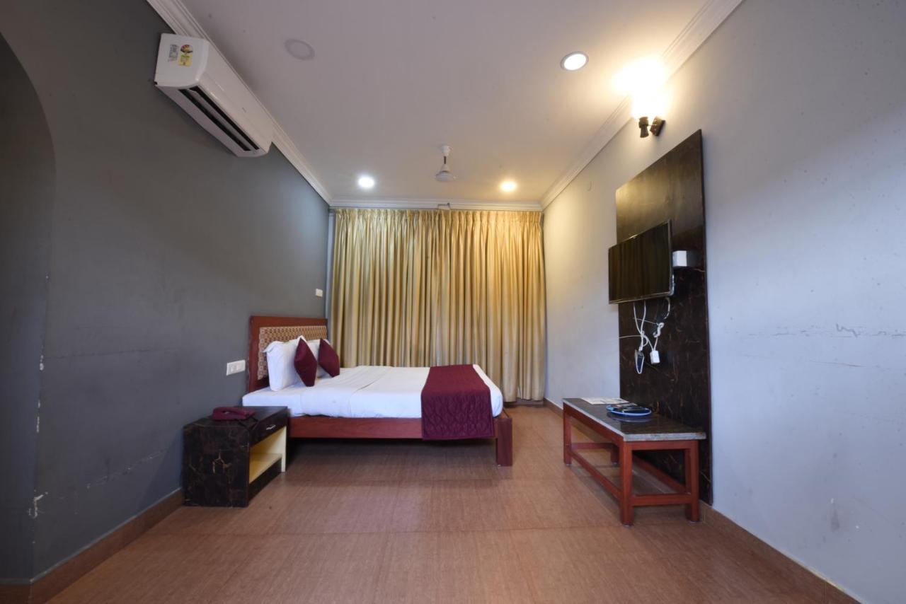 King Park Hotel Пондичери Екстериор снимка
