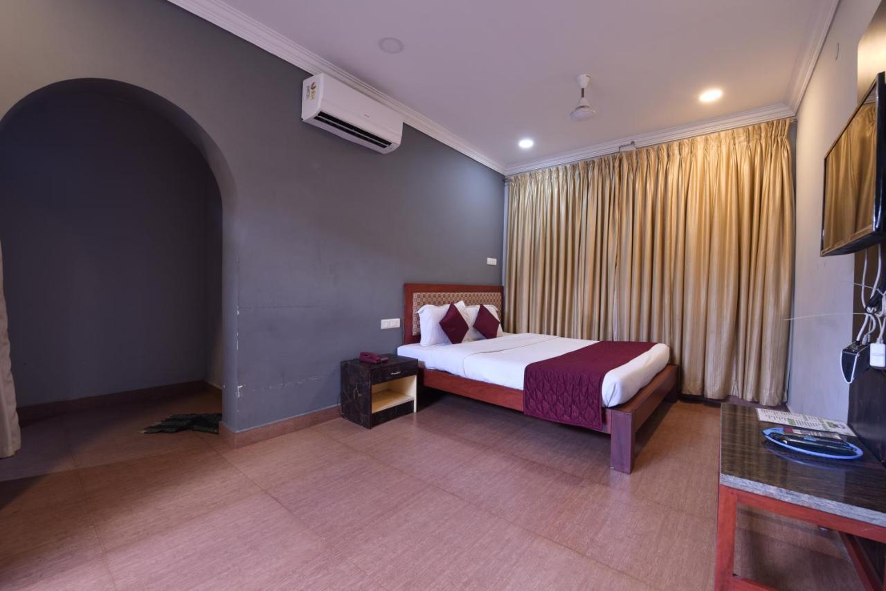 King Park Hotel Пондичери Екстериор снимка