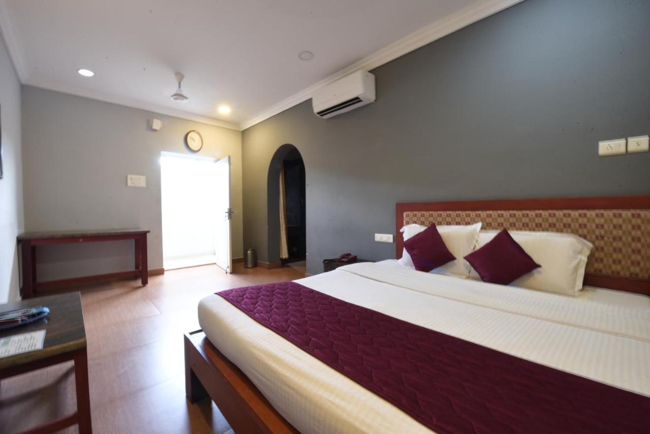 King Park Hotel Пондичери Екстериор снимка