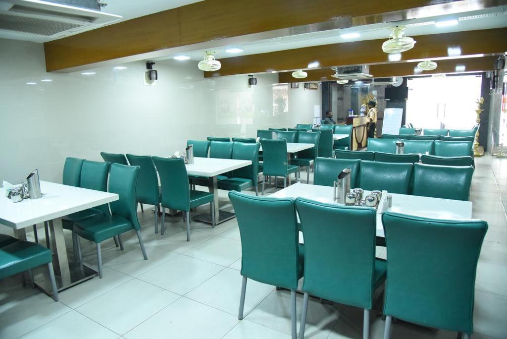 King Park Hotel Пондичери Екстериор снимка