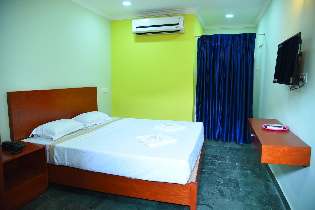 King Park Hotel Пондичери Екстериор снимка