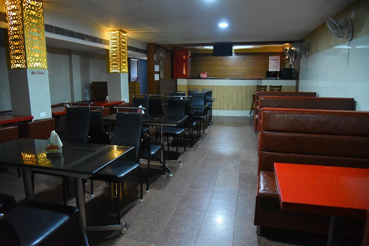 King Park Hotel Пондичери Екстериор снимка