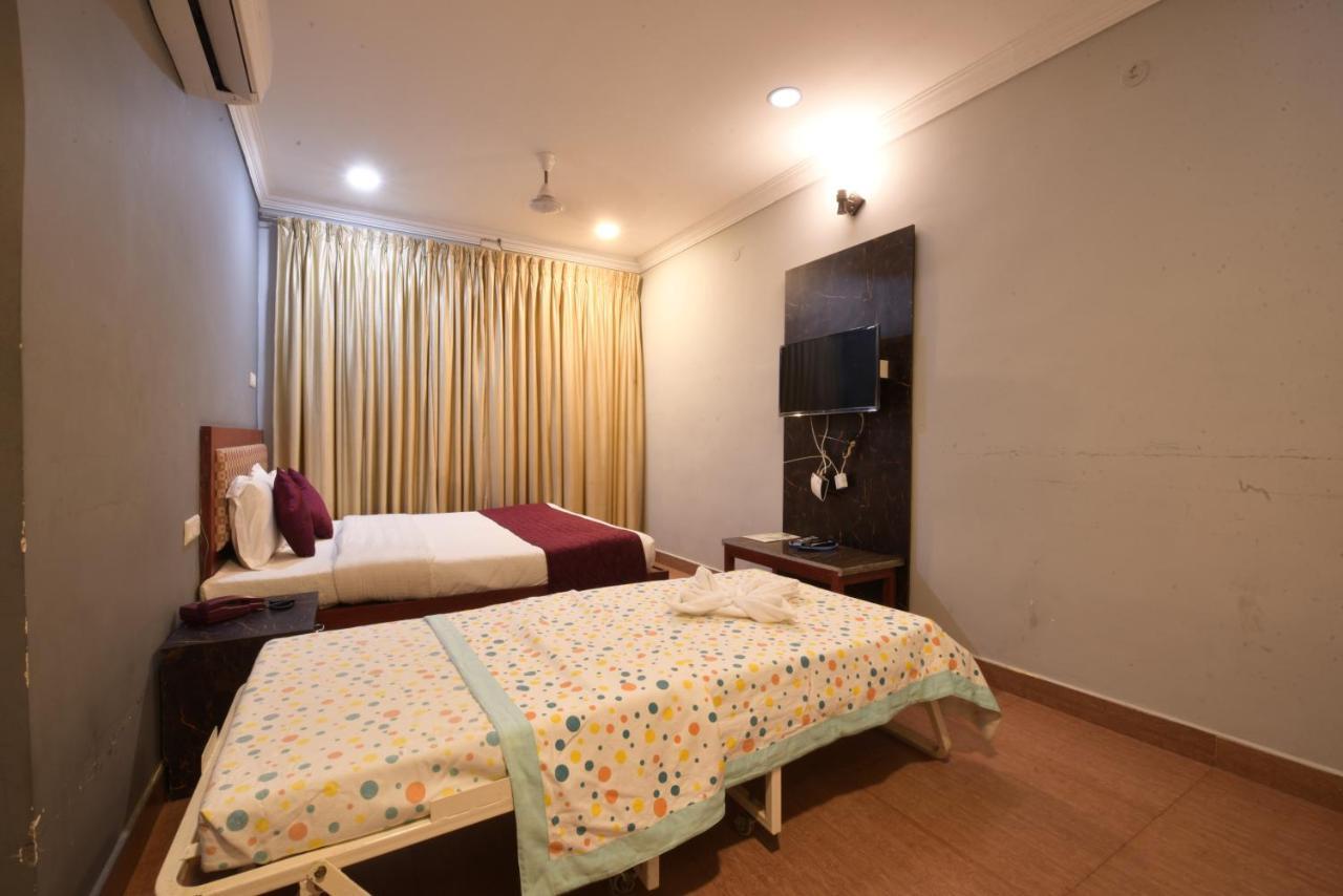 King Park Hotel Пондичери Екстериор снимка