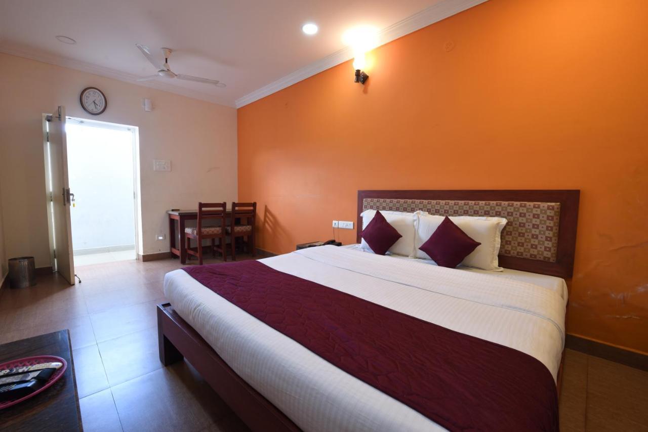 King Park Hotel Пондичери Екстериор снимка