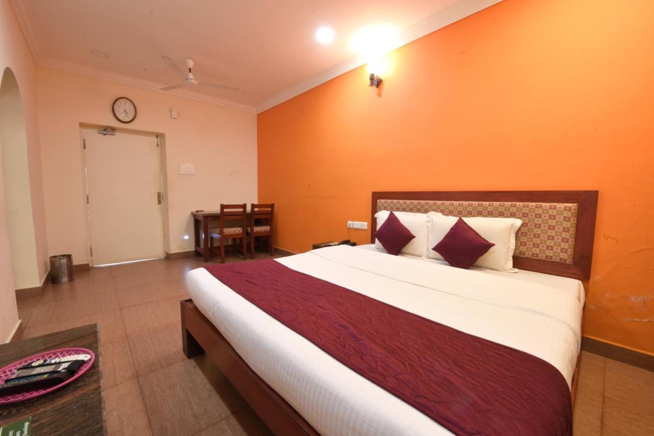 King Park Hotel Пондичери Екстериор снимка
